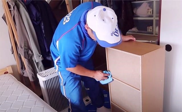 Đồ đạc có kích cỡ lớn sẽ được lau sạch trước khi đóng gói. Sau đó bọc thêm 1 lớp vải mềm bên ngoài.