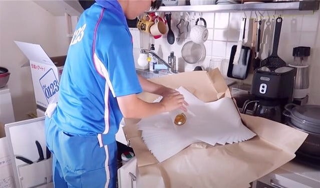 Từng loại chai lọ sẽ được bọc bằng 1 lớp giấy riêng