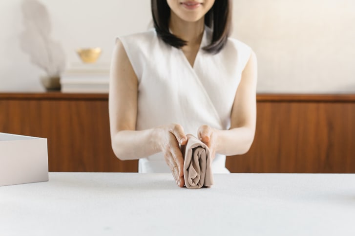 Dọn dẹp tủ quần áo theo phương pháp KonMari